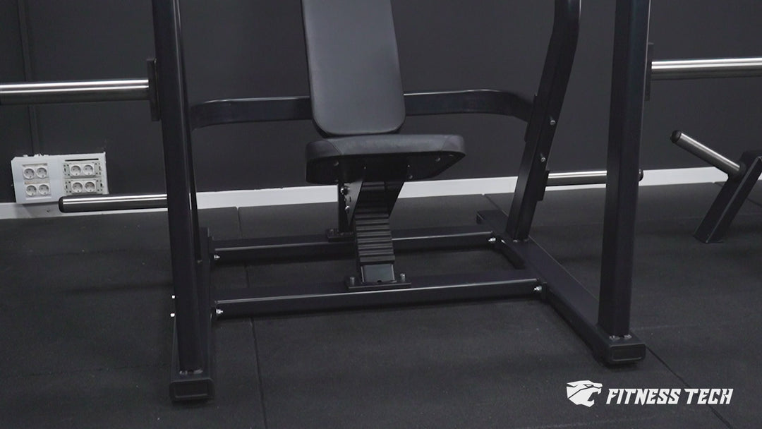 Izolacyjna proca/prasa wojskowa w pozycji siedzącej