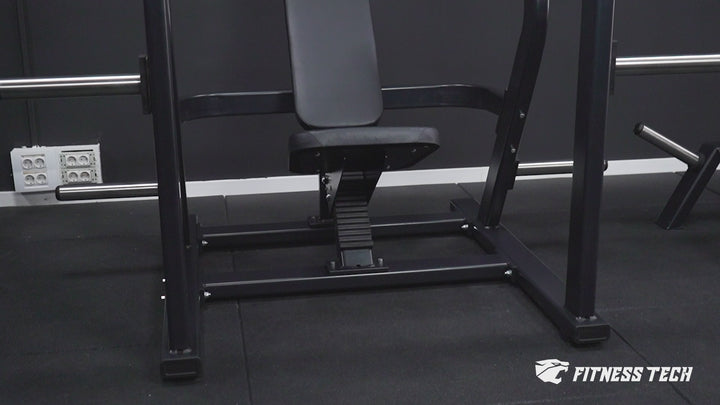 Izolacyjna proca/prasa wojskowa w pozycji siedzącej